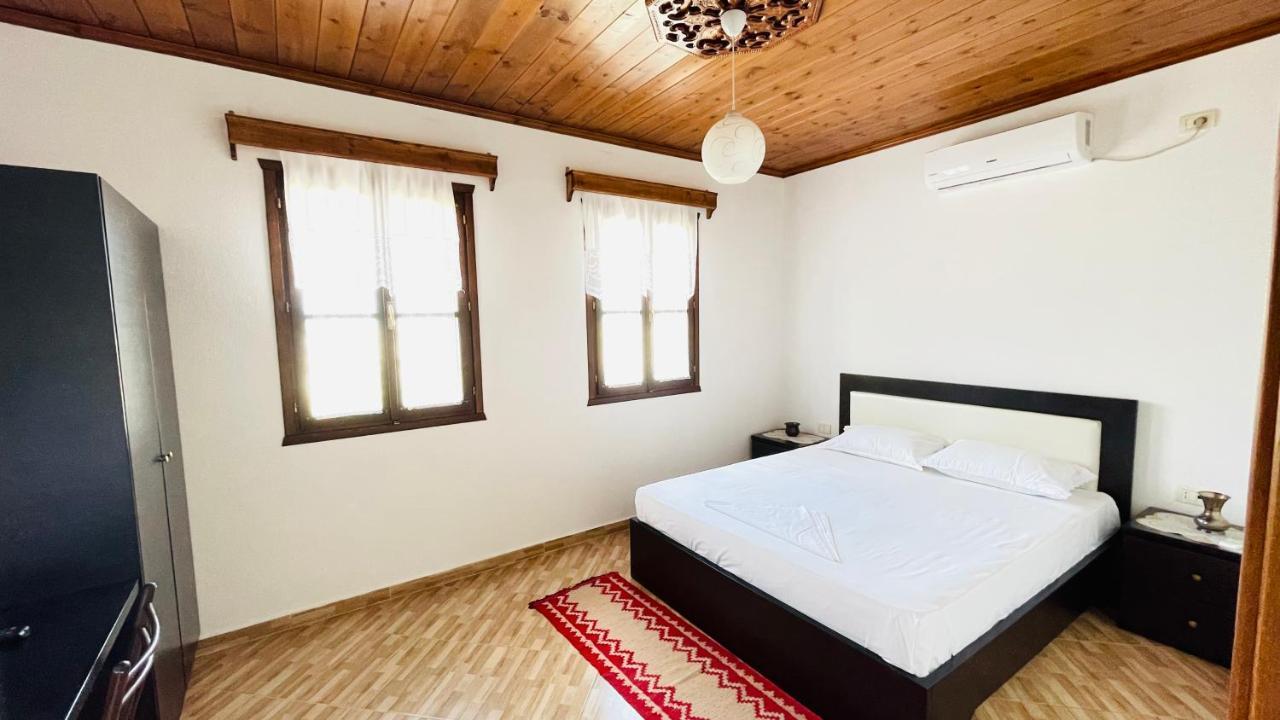 Denis Guesthouse 1930 Гірокастра Екстер'єр фото
