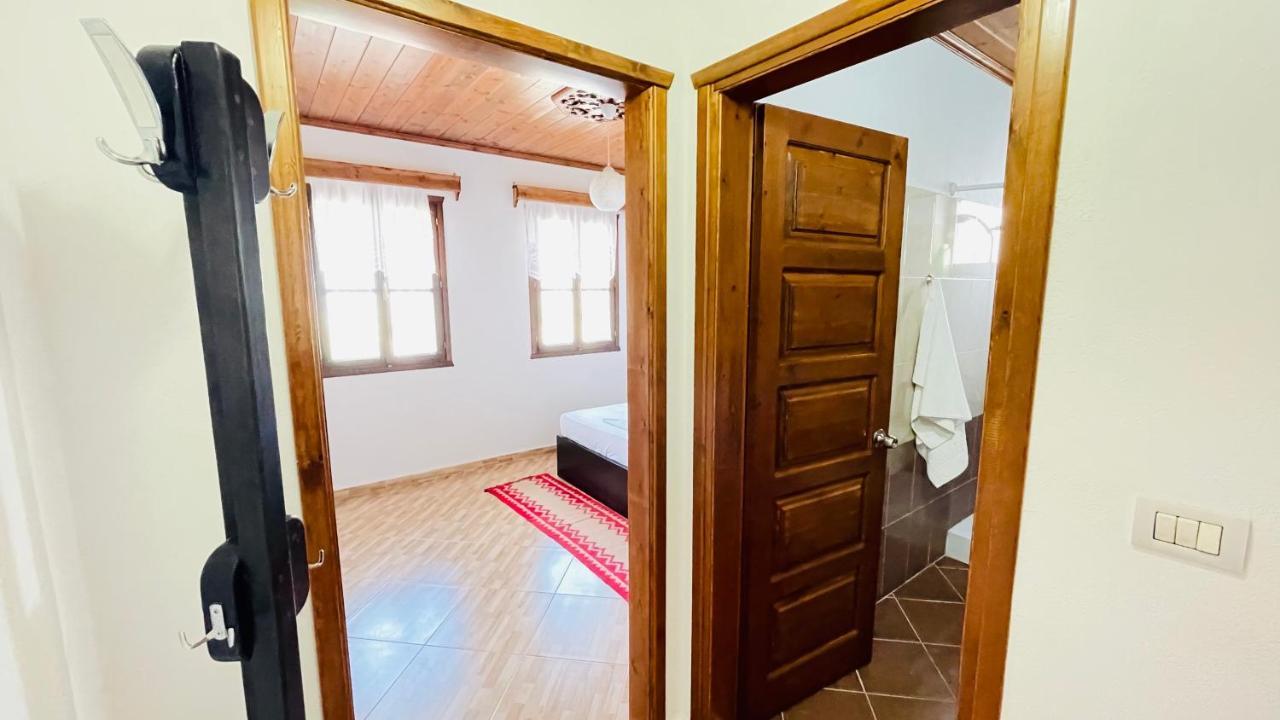 Denis Guesthouse 1930 Гірокастра Екстер'єр фото