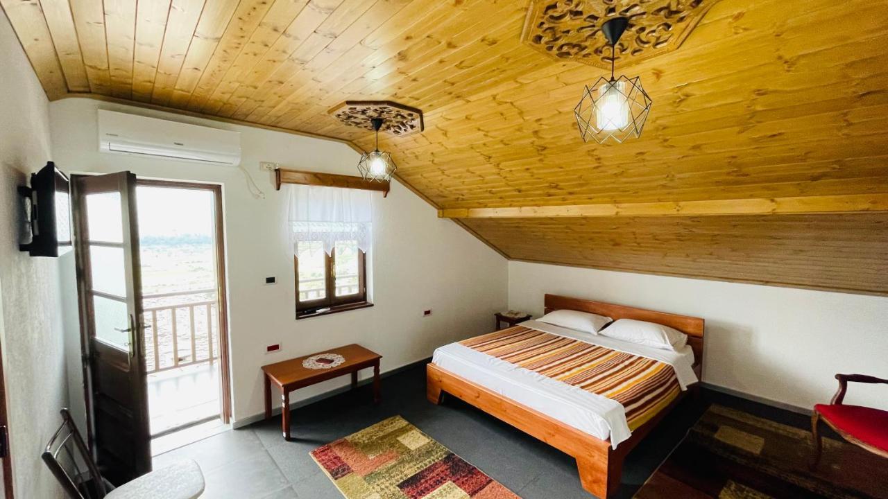Denis Guesthouse 1930 Гірокастра Екстер'єр фото