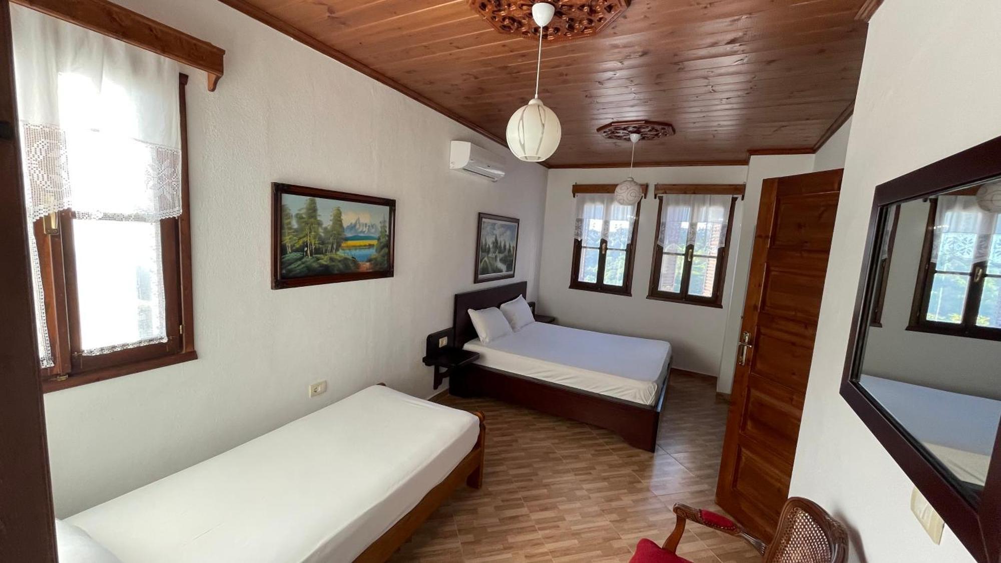 Denis Guesthouse 1930 Гірокастра Екстер'єр фото