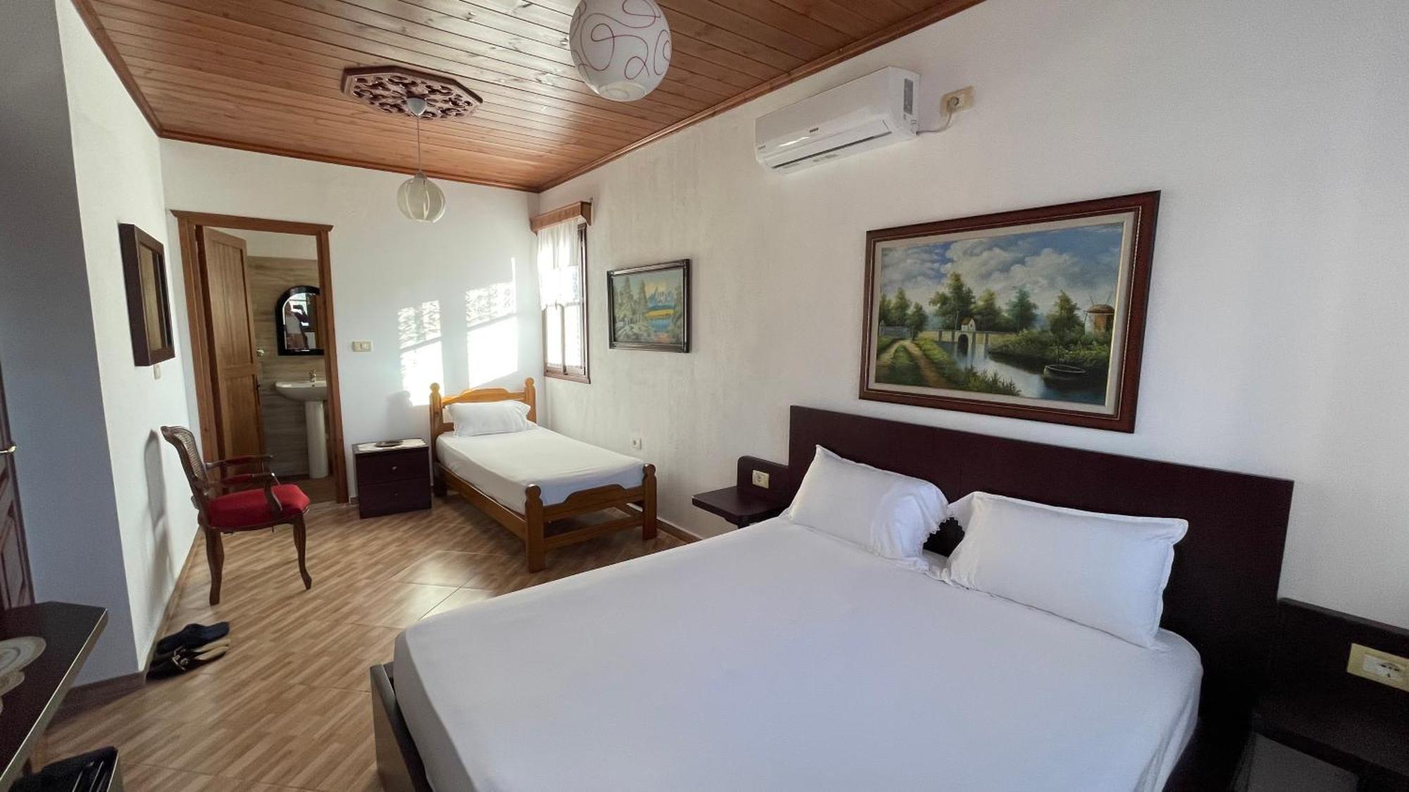 Denis Guesthouse 1930 Гірокастра Екстер'єр фото